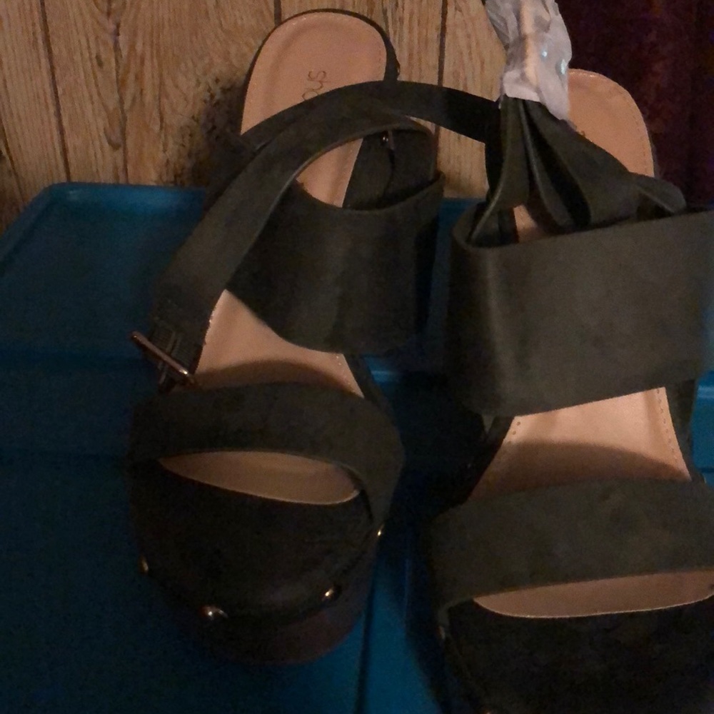Shoes the trap wraps around leg